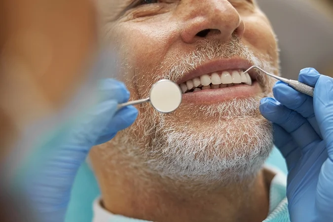 Dantenų priežiūra metus rūkyti – periodontologo konsultacija Vilniuje