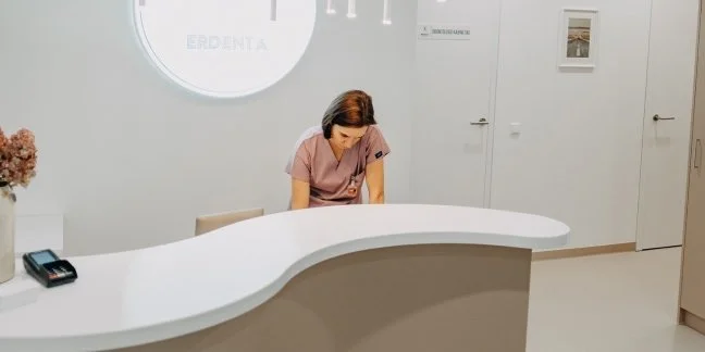 Erdenta odontologijos klinikos gydymo kabineto interjeras